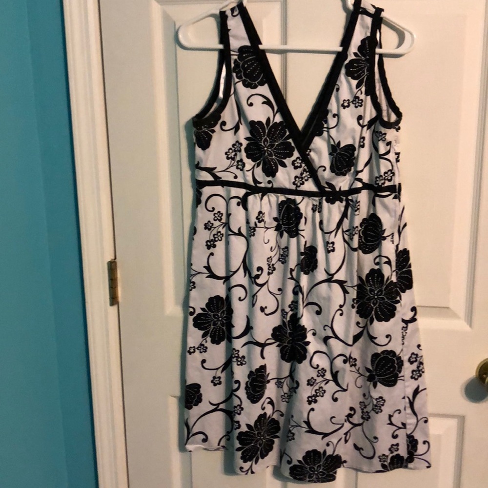 EUC black and white floral above knee dress Sz 12